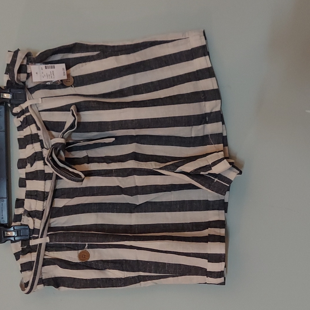 Size XL stripped cotton/linen blend shorts. Lightweight and breezy.